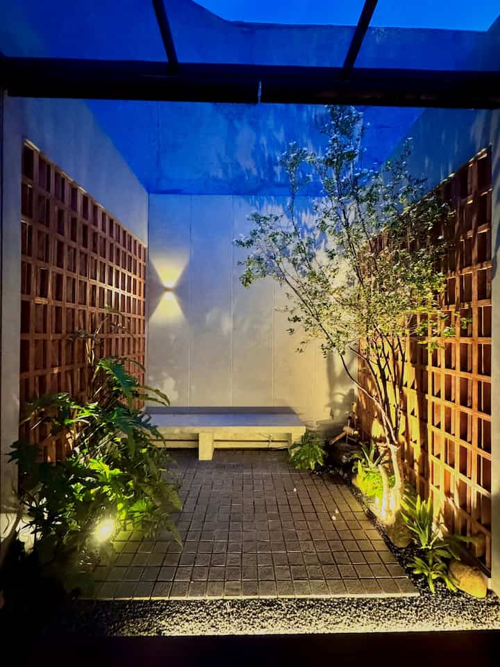 Taman samping (sideyard) menjadi salah satu jendela alami yang membawa sirkulasi udara segar ke dalam rumah. Setiap angin yang melintasi bukan hanya menyegarkan seisi rumah, tetapi juga menciptakan suasana harmonis yang menghubungkan kita dengan suasana alam 🍃

#tamansamping #inspirasitaman #sideyard #cat #catdinding #catdindingexterior #batualam #lampuoutdoor #idetaman #rumahopenspace