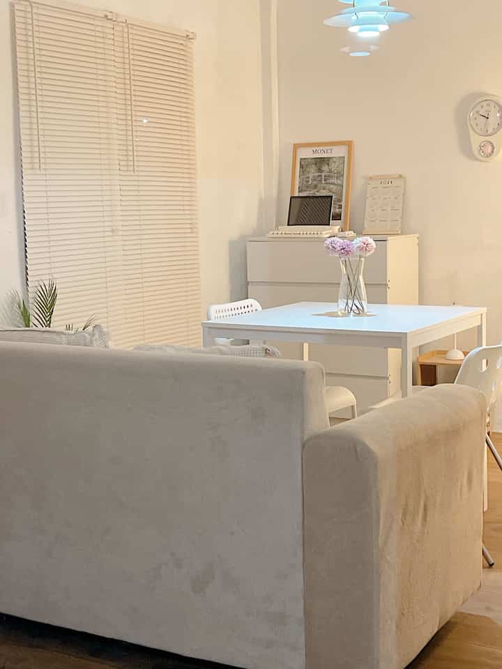 Livingroom mungil 
Ruangan terbatas yg dihuni sofa mini meja persegi & drawer lumayan bisa buat livingroom sekaligus meja makan multi fungsi pokoknya 

#ruanganterbatas
#livingroommungil
#nightvibe
#sofaminimalis
#catembok
#koreanhouse
#minimalis 
#warnacatrumah
#lantaivynil 