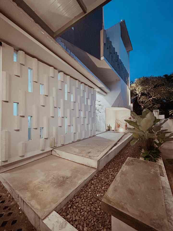 Bandung dari pagi diselimuti cuaca mendung dan gerimis yaa.. Sore ini dari fasad #boemisaturnus #cat #InspirasiFasad #Scandinavian #Hebel #Tanaman #Industrial