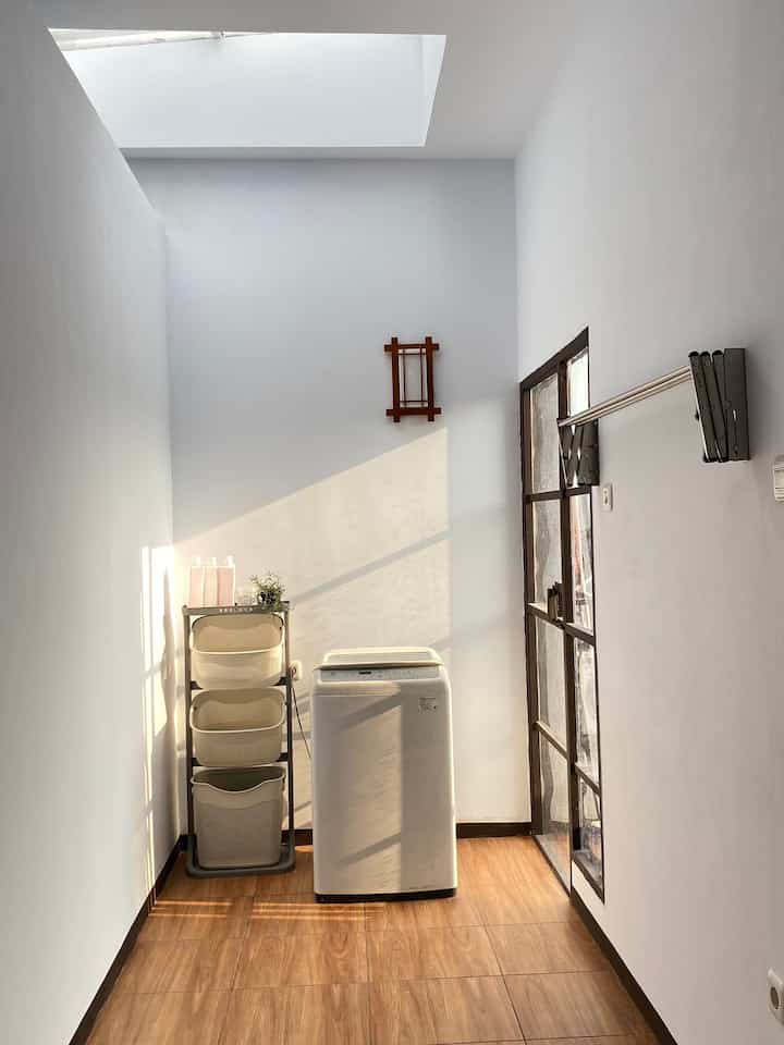Inspirasi Laundry room

Untuk laundry room ini ukurannya 1.5 m x 3m. Karena ingin terlihat simpel dan minimalis disini kami tidak banyak menyimpan barang ataupun dekorasi. 

#laundryroom #lampuhias #lampudinding #keramiklantai #rakbaju #tanamanartificial #jemurandinding #inspirasilaundryroom