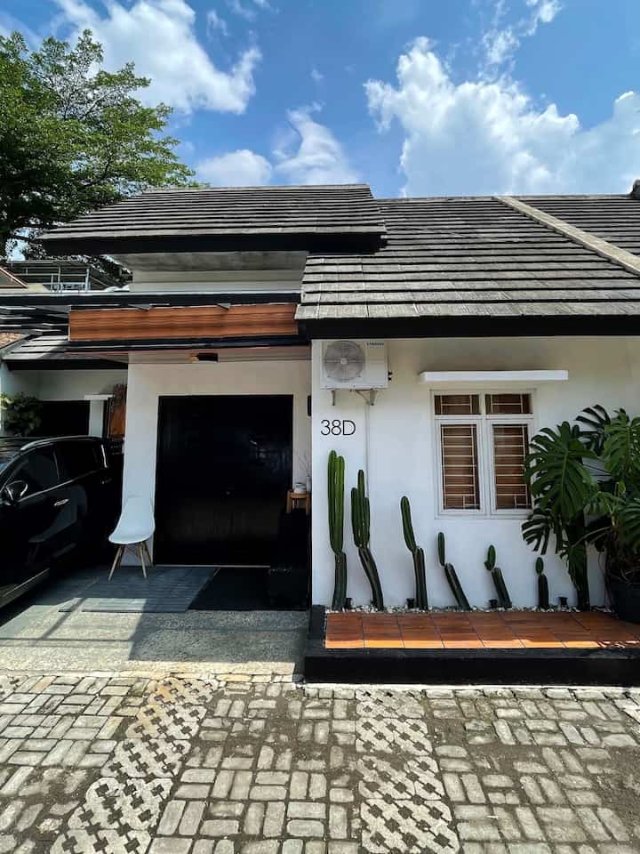 ➖ Makeover Taman Mini

Area taman mini depan rumah yang luasnya hanya 3x0,8 meter ini kami manfaatkan untuk taman kering agar tetap cantik dan punya tanaman hijau yang gampang dirawat.

Kami makeover tipis-tipis decking #IKEA yang sudah mulai kusam karena pemakaian 5 tahun, dengan decking kayu jati asli yang sudah di finishing, agar lebih match dengan tema rumah kami.

Bagus before atau after nih?
Semoga menginspirasi ✨🖤🧡🤍

#deckingtile #deckingkayujati #deckingkayu #gentengbeton #catdinding #cateksterior #pavingblok #pavingblock #plafonpvc #nomorrumahakrilik #deckingplastik #kaktus #monstera #fasad #facade #eksterior #eksteriorrumah #exterior #landscape #taman #tamankering #tamanmini #tamanmungil #inspirasitaman #rumahmungil #rumahminimalis #makeovertaman #lowbudgetmakeover 