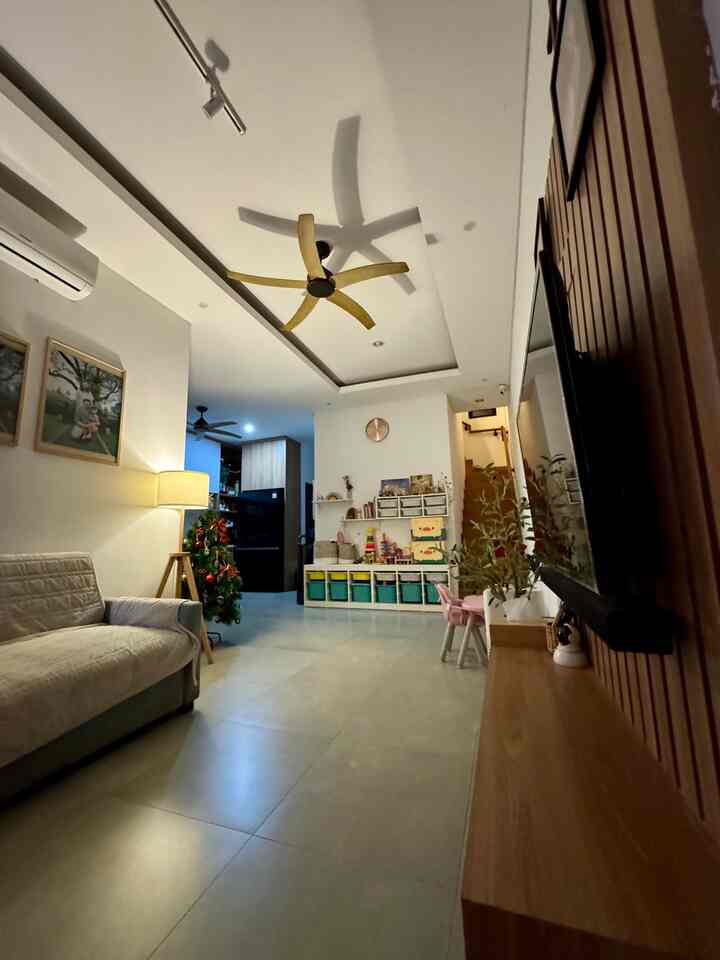 Suasana malam di living room. Paling suka kalo lg malem gini, krn suasana rumah jadi terlihat warm. Ditambah lagi, living room + malam hari + bulan Desember = combo perfect!

Pssstt, living room kita juga di dekor untuk menyambut Natal 🎄

#SofaMinimalis #LightingMalam #StandingLamp #RuanganTerbatas #LivingRoomMungil #NightVibe #ChristmasHomeDecor #ChristmasVibe #ChristmasDecorInspo #NataldiRumah