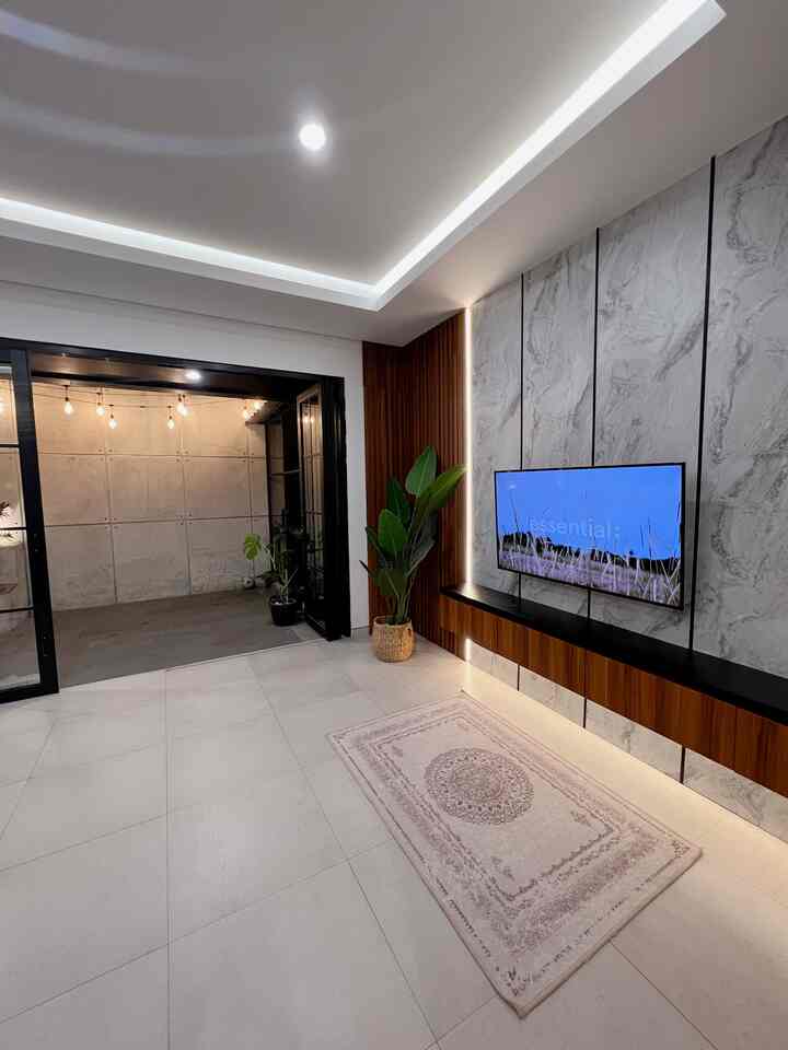 .Living Room in Nite Vibes.

Ruang keluarga yang merangkap ruang tamu dan ruang nonton tv di rumah kami, jadi tempat istirahat dan hiburan keluarga di malam hari,,

Living room yang simple dan ga banyak barang bikin rumah terasa lebih lega dan anak-anak jadi lebih leluasa beraktifitas 🤍

#Catdinding  #GranitLantai #kabinetTV #KarpetEtnik #KarpetBoho #VasKaca #pewangiruangan #TVLed #SlatWall #Ambalankayu  #CompactLivingRoom #Ruangkeluarga #RuangTV #RuangTamu #livingroom #inspirasiruangkeluarga #inspirasiruangtv #dekorasiruangkeluarga #livingroomdecor #CozyCorner #MinimalistHome #RuanganTerbatas
#LivingRoomMungil #NightVibe 