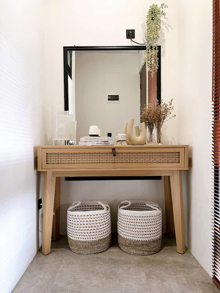 .foyer mini.

Foyer mini kami yang paling sering diubah2 nuasa karena paling gampang didekor,,
Salah satu spot kesayangan yang jadi spto OOTD juga 🤍

#catdinding #meja #keranjang #kacabesar #lampumeja #vaskaca #foyermini #OOTDspot #koridorrumah #dekorasirumah #rumahminimalis #rumahmodern #dekorrumah #belajardekor 