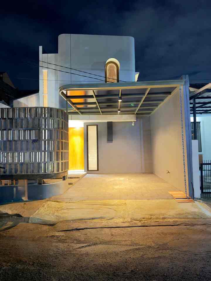 Ada yg baru dari penampakan fasad rumah kami. Akhirnya whistlist kanopi berbentuk lengkung ini rampung juga tepat di musim hujan. 

Ukuran carport kami 5.5m x 3.3m, material dari kanopi kami sendiri menggunakan besi hollow, atap polycarbonate dari Solarlite dan keramik 40x40 warna gelap.

#FasadRumah #NightVibes #InspirasiFasad #RosterBeton #StyleFasad #RumahMinimalis #InspirasiCarport 
