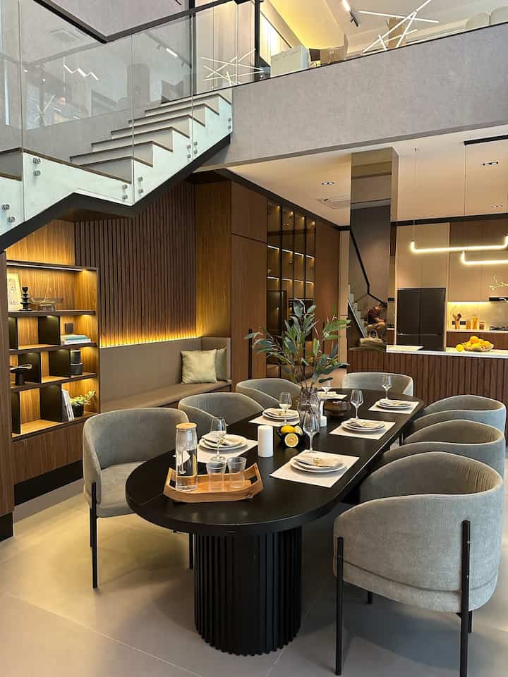 The nighttime atmosphere of this room looks warm and elegant with soft yellow lighting that illuminates the wooden walls and display shelves. Hidden lights create a luxurious and comfortable impression, perfect for gatherings or casual dinners.

#openspacehome #rumahtanpasekat #nightvibe #hpl #kitchenset #cushion #vase #dispenserair #oven #microwave #lilin