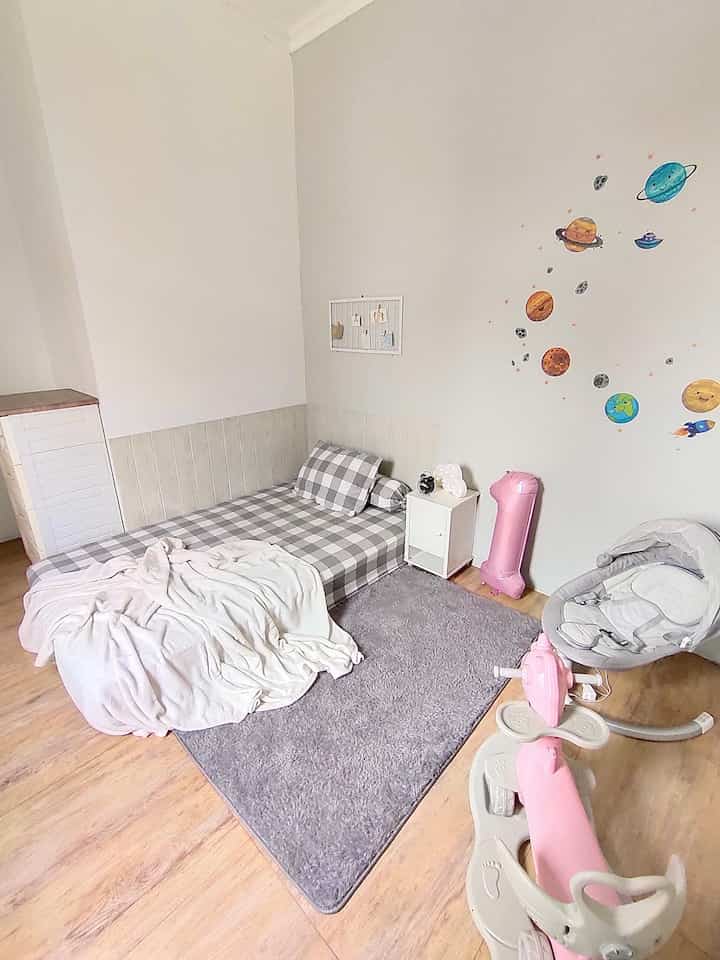 🌸 Dekorasi Kamar Anak 🌸

Untuk kamar anak, aku sengaja tidak terlalu banyak menaruh barang, supaya mereka lebih leluasa bermain.
Lantai di kamar ini menggunakan granit jenis matt supaya tidak licin.
Dekorasinya pun sederhana saja dengan material yang tidak mudh pecah seperti plastik dan kayu, karena anak-anakku masih kecil. Kadang pakai karpet, kadang tidak, tinggal gonta-ganti selimut atau sprei, supaya tidak bosan.
Di bagian tembok sengaja ditempel wall sticker dengan tem planet karena anakku sedang suka-sukanya belajar tentang astronomi.
Kamar dengan ukuran yang tidak terlalu besar ini bisa kok dibuat cantik dengan dekorasi yang minim, asal kita bisa mix and match dengan baik ✨

#KamarAnak
#Bedroom
#KasurSpringBed
#LantaiGranit
#GranitMatt
#SpreiMotifKotak
#Nakas
#LampuTidur
#MainanAnak
#BabySwing
#WallSticker
#SelimutBulu
#BedroomDecorIdeas
#DekorasiKamarAnak
#DekorasiLowBudget