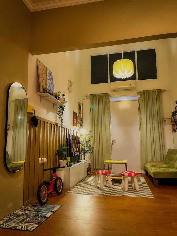 Living room open space dirumah kami pada malam hari. Cenderung memilih pencayahaan malam dengan warna lighting warm white membuat night vibes diarea living room lebih warm and cozy.

#aneklampudekoratif #lightingestetik #lampuhiasminimalis #idedekorasiruangtamu #RumahOpenSpace #RumahTanpaSekat #NightVibe