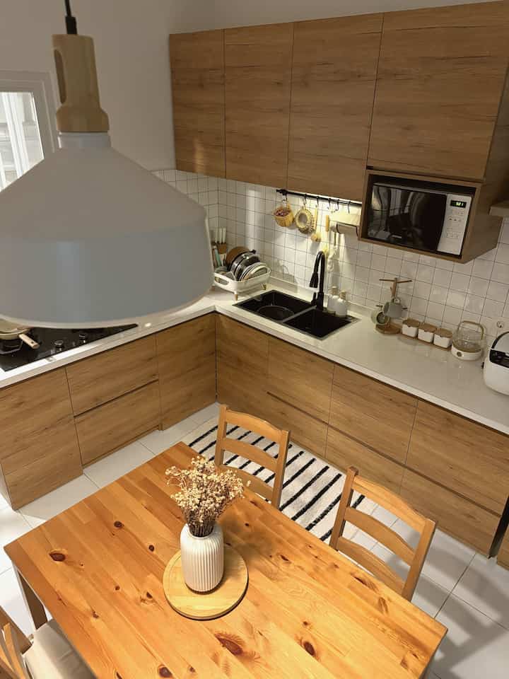 Dapurku disaat malam hari ✨
Pilihan pencahayaan dengan sinar warm light menjadikan suasana semakin hangat 💡

#KitchenSet #VasKeramik #MejaMakanMinimalis #SinkDuaBak #LampuLed #KulkasDuaPintu #KulkasPutih #NightVibe
