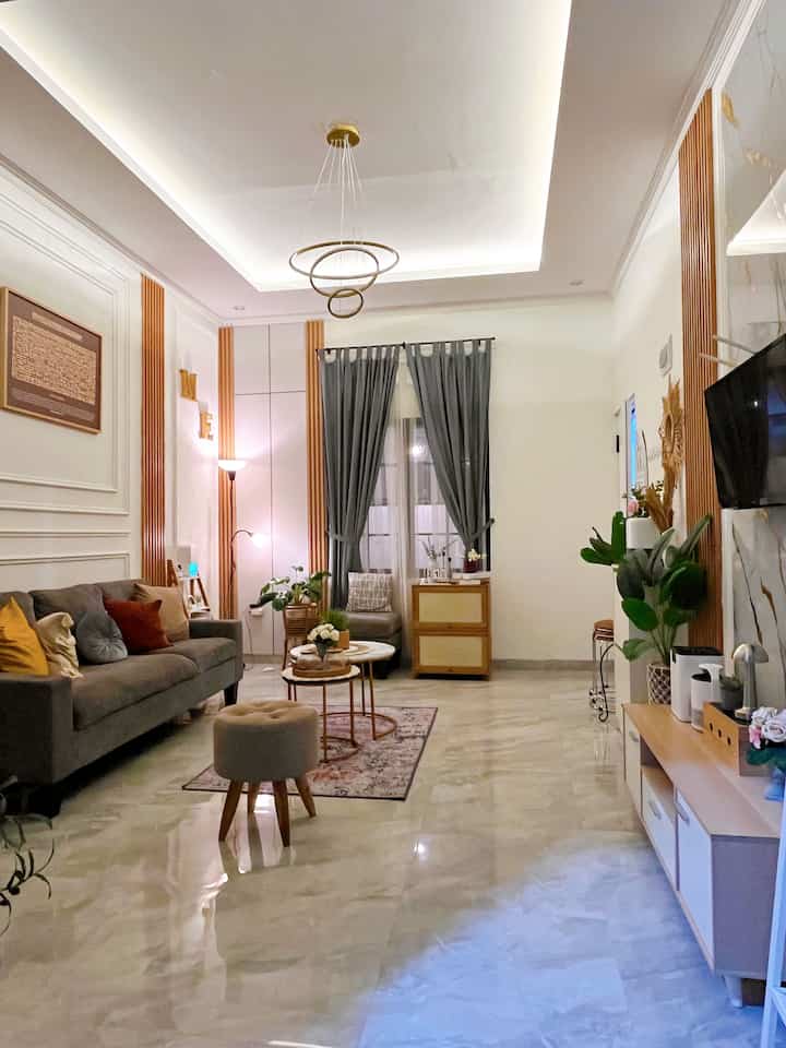 Night vibes ✨

Ini adalah suasana livingroom kami pada malam hari. Sengaja kami gunakan cahaya warm light dan beberapa cahaya lampu sudut beberapa warna yang bisa di ganti-ganti melalui hp meyesuaikan keinginan.

Kami gunakan lampu warm light agar memberikan suasana hangat di beberapa titik seperti lampu lantai sudut, lampu LED dan lanpu gantung. 

#NightVibe #RumahTanpaSekat #RumahOpenSpace #livingroom #ruangkeluarga #wallpaneldinding #lampuwarmwhite #plafonrumah #aesthetic