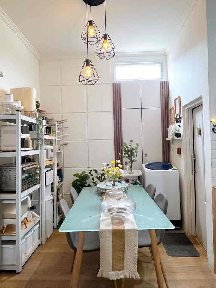 Ruang cuci mungil ✨

Ini adalah ruang cuci di rumah kami yang berada di depan kamar mandi dan dekat area ruang makan. Ruang cuci ini hanya berukuran 1m x 1m tidak luas tapi sudah sangat cukup di jadikan sebagai area cuci. Untuk menjemur pakaian kami masih jemur d luar karena keterbatasan lahan. Tidak banyak perabotan hanya 1 mesin cuci, 1 buah rak untuk simoan stok detergen, pewangi pakaian dan sabun dan kami juga tambahkan rak dinding untuk tempat kotak detergen agar menghemat tempat.

Semoga menginspirasi 🤗

#ruangcuci #loundryroom #ruangcucimungil
#ideruangcuci #walboarddinding #wallpaneldinding 