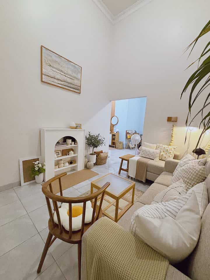 night vibes di living room ruma.kamii

#fireplace
#kursikayujati
#coffeetable
#karpetminimalistrendrugs
#RuanganTerbatas
#LivingRoomMungil
#NightVibe