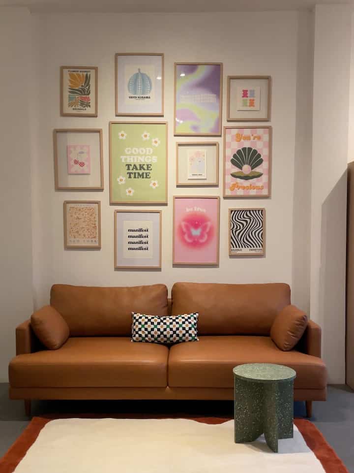 Ini sebenernya ruang tamu sih yang ada di lantai 1 berhadapan langsung dengan dapur dan samping-sampingan dengan ruang makan. Sengaja dibuat menyatu biar kalau ada tamu bisa langsung disuguhkan makan dan minum.

Color tonenya sedikit manly dengan banyak sentuhan earth tone. Pakai sofa kulit biar awet dan gampang dibersihkan. Ada wall art gallerynya yang diisi dengan quotes dan design lucu!

#RuangTamu #RuangTamuMinimalis #RumahOpenSpace #RumahMinimalis #RumahCompact #RumahTanpaSekat #LivingRoomMungil #RumahSeupil