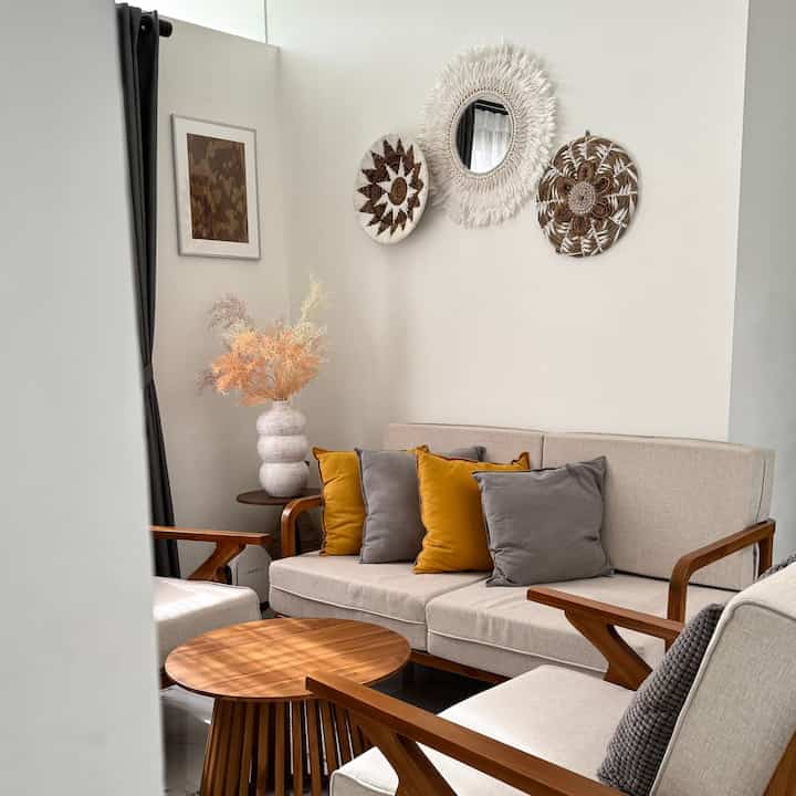 Ruang tamu di Delasta House
Engga begitu besar, tapi cukup lah untuk simpen 3 kursi 🤗. 
Designnya aku pilih lebih simple aja, banyak nuansa putih coklat dan krem.
.
#ruangtamu #ruangtamuninimalis #kursitamu #sofa #kursiminimalis #sofaminimalis #sofaruangtamu #sofaputih 