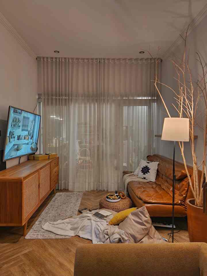 Tips Styling Living Room Mungil ✨

➖Sofabed
Sofabed dengan material—leather bisa menjadi pilihan yang ideal untuk living room yang sering digunakan dengan luas terbatas, tidak hanya menghemat ruang, tetapi juga memberikan fleksibilitas sebagai sofa dan tempat tidur tambahan. Material leather tidak mudah menyerap noda, jadi bisa lebih santai menggunakan sofabed tanpa khawatir cepat kotor atau rusak, apalagi kalau ada anak-anak.

➖Bean bag
Bean bag bisa menjadi tambahan untuk living room dengan luas terbatas, karena tidak memiliki kerangka keras sehingga lebih “luwes” jadi lebih mudah ditempatkan, selain itu bean bag juga biasanya terjangkau, solusi hemat untuk menambah tempat duduk tanpa investasi besar.

➖Ottoman table
Selain sebagai meja, ottoman ini bisa digunakan sebagai tempat duduk tambahan, elemen dekoratif bahkan pijakan kaki, sehingga fleksibel untuk berbagai kebutuhan. 
Karena ringan, mudah untuk menggeser atau memindahkannya sesuai kebutuhan, pilihan ideal di ruang kecil, tetap fungsional tanpa membuat ruangan terasa penuh.

➖Runner rug
Runner rug membantu menciptakan ilusi ruangan yang lebih luas, sangat bermanfaat untuk living room yang kecil karena memberikan efek visual yang memanjang. Runner rug menambahkan layer dekorasi tanpa “menghabiskan” ruang seperti karpet besar

#SofaMinimalis
#Sofabed
#SofabedLeather
#BeanBag
#OttomanTable
#RunnerRug
#RuangTerbatas
#LivingRoomMungil
#NightVibe 