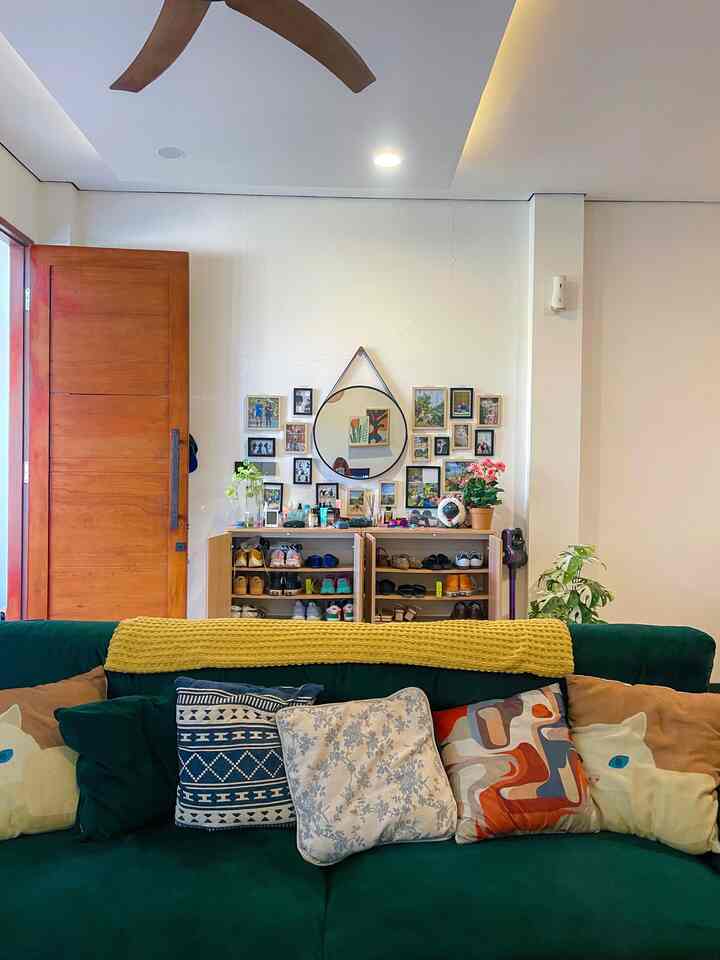 When entering @diemdibumi's house, #livingroom is the first room that will be seen. Because this is the first one seen, I tried to arrange this livingroom as comfortable as possible and also did not forget my own characteristics, which is that I really like colors #HomeDecor #InspirasiLivingRoom #Enterance #HomeEnterance #RakSepatu #FullColor #Bohemianhome #ScandinavianHome #CustomSofa