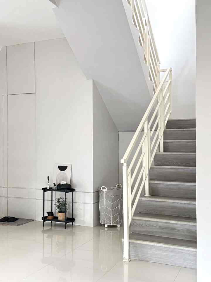 Area Tangga di Bumikadua ini sangat simple, sesuai dengan tema rumah yang minimalis, menggunakan bahan Vinyl untuk menambah estetik dan tidak licin di bagian step nya

#tanggarumah
#rakestetik
#laundrybasket
#lantaivinyltaco
#pintikamuflase
#wallart