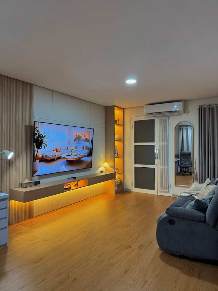 Siapa bilang ruangan terbatas nggak bisa terlihat luas dan hangat? ✨

Pencahayaan lampu LED warm white ini bikin suasana malam jadi cozy dan adem. Rak pajangan dengan sentuhan kayu juga menambah kesan homey tanpa bikin ruangan terasa sempit.

Floating kabinet TV yang simple, dipadukan dengan panel kayu vertikal, nggak cuma bikin estetik tapi juga fungsional buat penyimpanan barang kecil.

Trik lainnya? Pilih dekorasi minimalis seperti vas bunga, diffuser, dan lampu meja mungil biar makin estetik tapi tetap rapi!

Siapa yang suka suasana ruangan kayak gini? Yuk spill di komen! 🏡💡✨

#tv86inch #wallpanel #vynil #ACSamsung #cermin #gorden #sofa3seater #woodplank #catjotun #rumahopenspace #rumahtanpasekat #nightvibe 