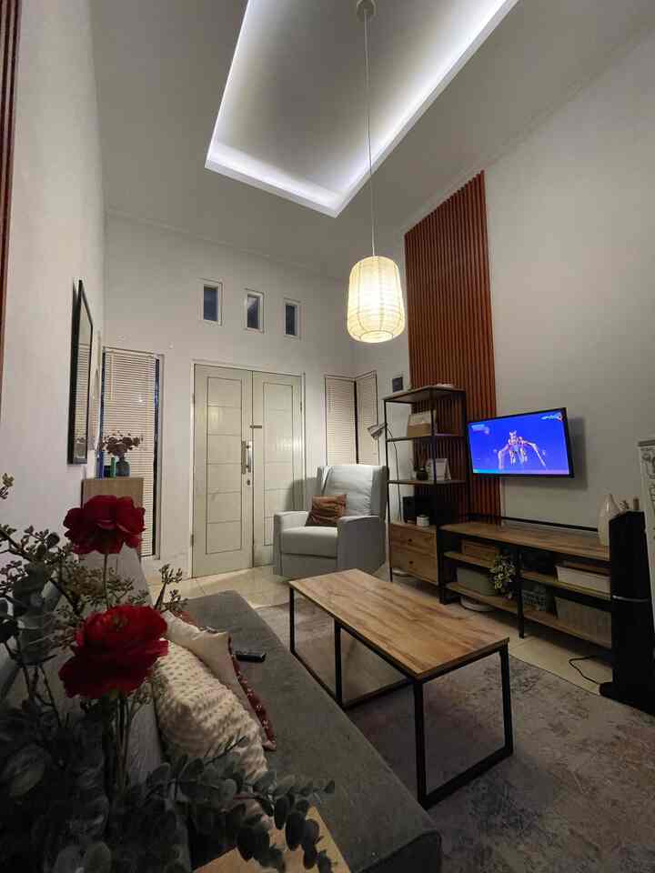 Ketika malam datang, ruang tamu ini berubah jadi tempat paling nyaman di rumah. Cahaya lampu Lersta menciptakan sudut baca yang tenang, sementara karpet rustic dan daun artificial menambahkan kehangatan dan kesegaran.

Karena rumah tak hanya soal desain, tapi juga soal rasa. 🌙✨
#RumahTanpaSekat #RumahOpenSpace #NightVibe #CozyCorner #IndustrialMinimalist
#WPCWallPanel #SofaRecliner #WarnaCatRumah #SofaBedMinimalist #RakTerbuka