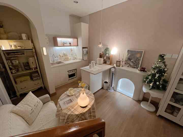 Living room aku berpusat pada faux fireplace dan bersebelahan dengan ruang makanku dimana tamu atau keluarga yang datang bisa duduk santai sambil ngeteh cantik, Vibe malam aku menggunakan cahaya" warm white yg terkesan hangat dan membuat yg datang atau keluarga nyaman untuk bersantai bersama #sofaminimalis #rumahopenspace #rumahtanpasekat #nightvibe #livingroom #nightlivingroom #livingroom 