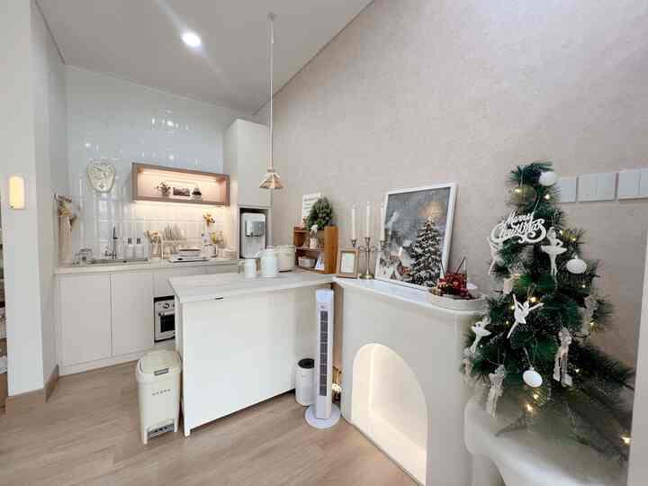 Merry Christmass everyone, Edisi Christmas theme kali ini ruangan livingroom dan dapur ada nuansa Natalnya, Christmas theme in Small House !! Perpaduan warna white & Green bikin warmy #christmashomedecor #christmasvibe #christmasdecorinspo #hiasanrumahnatal #nataldirumah #livingroom #kitchenroom 