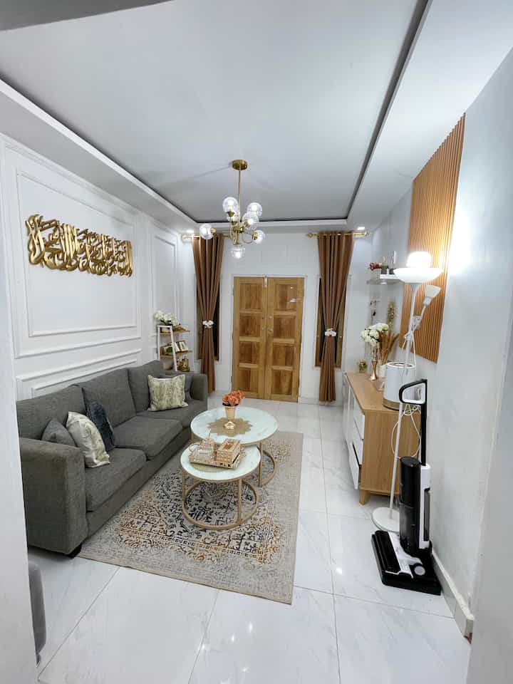 Living room kecil nggak harus sempit! Ini ruang tamu aku yang ukurannya 3x4 meter  memilih warna terang cat putih dan lantai granit bikin ilusi ruang yang lebih luas
Dengan penerangan yg mencukupi ini suasana ruang tamu aku di malam hari 

 #RuanganTerbatas
 #LivingRoomMungil
#NightVibe #ruangtamu #wallmoulding #wallpanel #lampu #lampuplafon #lampusudut #lampuhias #ruangtamumungil 