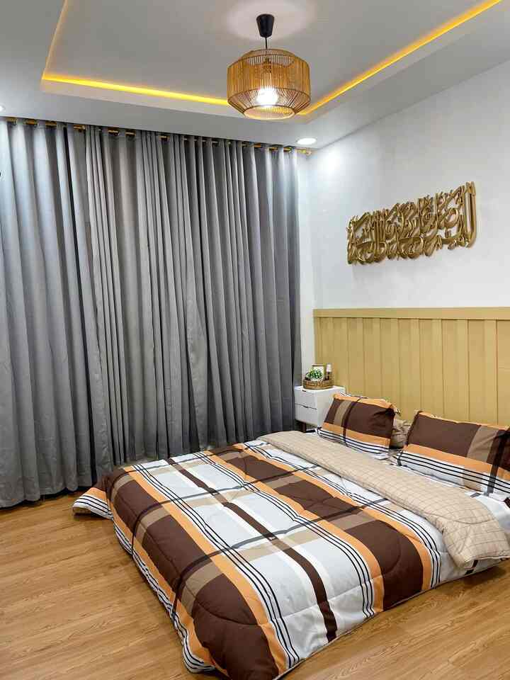 Kamar tidur sederhana kasur lesehan biar terlihat luas, menggunakan tempat tidur UK 180x200 

#kamartidur #kamartidurminimalis #kamartidursederhana #wallbatten #catputih #plafongipsun #lantaivinyl #potrotan #lampugantung #hiasankamar 