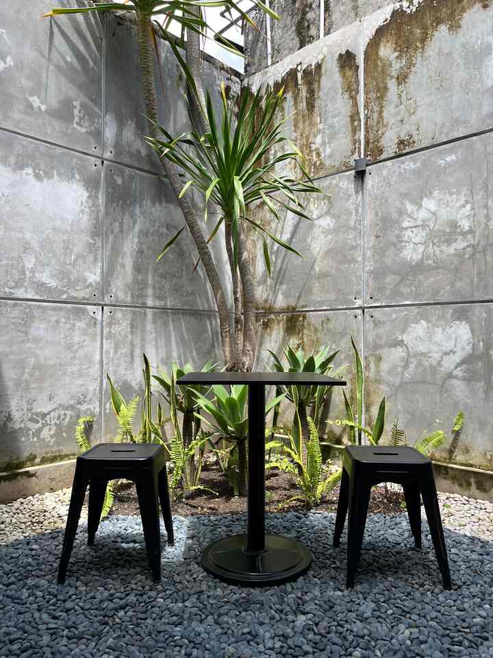After-Before Back yard day by day. Perubahan halaman belakang dari waktu ke waktu. Dari yang awalnya taman basah dengan rumput hijau sekarang jadi taman kering dengan bebatuan coral. Tampilan jadi lebih minimalis & low maintenance juga.

#backyard #terasrumah #halamanbelakang #dindingexposed #batucoral #lampurotan #kursirotan
