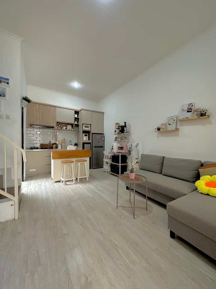 Rumah mungil sederhana namun tetap bisa fungsional. Aku memilih konsep open space supaya rumah mungil terlihat lebih luas ☺️

#vinyllantai
#catdinding
#hplaica
#sofabed
#RumahOpenSpace
#RumahTanpaSekat
#NightVibe 