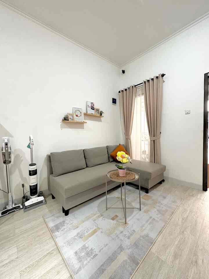 Ruang Tamu Minimalis 🫶🏻


#Sofabed
#ruangtamu
#vinyllantai
#catdinding
#pintuhpl
#karpet
#gordenlinen