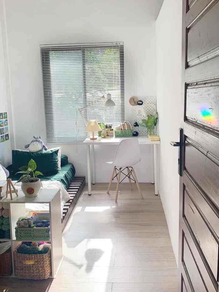 Walaupun sempit (2,5x3,5m) tiap sudut dimanfaatkan dengan baik.
Ruangan juga tidak pengap karna ada jendela yang cukup besar

#mejabelajar #kursibelajar #tirai #vennetianblind #lamputidur #lampubelajar #spreipolos #kamarsempit #kamarestetik #kamarserbahijau