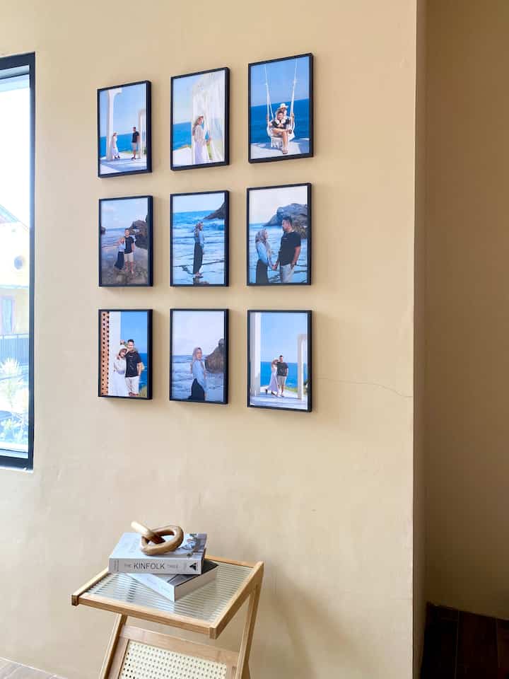 Spot Dinding dengan Foto Memorable

Ini adalah ruangan home office.
Dibagian kanan dinding yang terlihat polos, aku tambahkan dengan pajangan foto yang memorable saat sedang berlibur bersama suami.

Selain sebagai Dekorasi dinding, tetapi juga untuk mengabadikan momen Liburan kami dalam sebuah bingkai foto.

Semoga Menginspirasi 🤍
#HomeOffice #WorkSpace #WallArt #PajanganDinding #Bingkaifoto #SudutDinding #DekorasiDinding