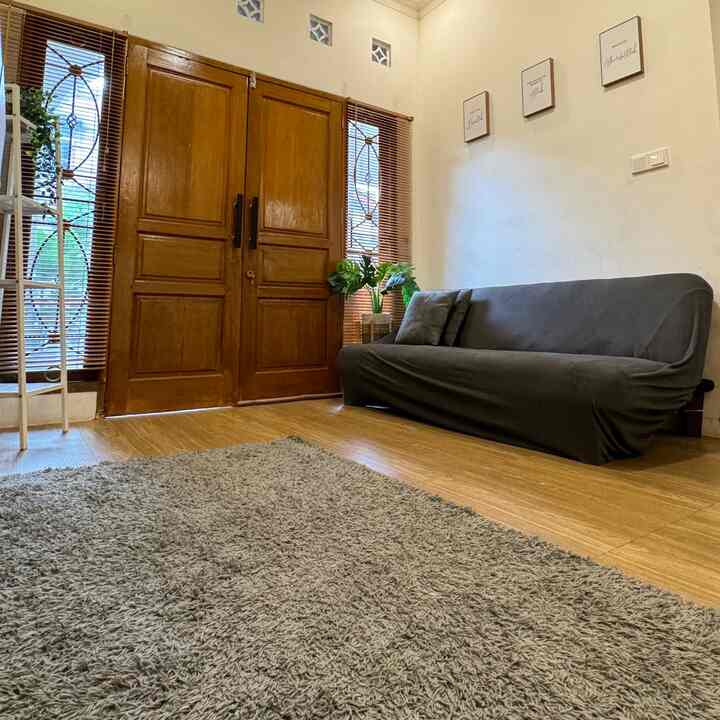 Pernahkah kamu berpikir, seberapa penting karpet di rumah? Selain mempercantik ruangan, karpet punya banyak manfaat yang sering kita lewatkan:

✨ Nyaman & Hangat: Karpet membuat lantai terasa lebih hangat dan empuk, cocok untuk keluarga yang suka berkumpul sambil duduk lesehan.

✨ Peredam Suara: Rumah lebih tenang karena karpet mampu mengurangi gema dan suara langkah kaki.

✨ Keamanan: Permukaan karpet lebih aman untuk anak-anak yang suka bermain dan mengurangi risiko terpeleset.

✨ Estetika Ruangan: Dengan motif dan warna yang tepat, karpet bisa jadi pusat perhatian dan menciptakan suasana cozy di rumah.

So, jangan anggap remeh keberadaan karpet! Rumah bukan hanya tempat tinggal, tapi juga ruang yang harus nyaman untuk hati dan tubuh. 🏡✨

#HomeTips #ManfaatKarpet #DekorasiRumah #Estetik #Estetikaruangan 