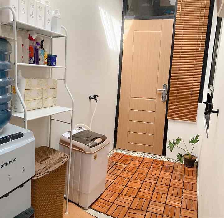 ➖Laundry Area

Haiii tetangga online 🏡

Dirumah kami sisa tanah dibelakang yg berukuran 3x1,5m ini aku jadikan laundry room dan gudang.
Pintu dipojokan adalah gudang mini kami dengan ukuran 1x1,5m.

Sisa lahan aku jadikan laundry area mini.
Kenapa mini, karena aku jarang nyuci jadi cuma ada mesin cuci portable mini ini untuk cuci yg perlunya aja 🤗

Terdapat kran yg kosong untuk tempat wudhu juga.

Semoga menginspirasi yaaa 🤗

#LaundryRoom
#LaundryArea
#Gudang
#LantaiDeckingKayu
#CatDinding
#MesinCuciPortable
#RakDapur
#BotolSabun
#KranAirHitam
#LaundryRoomMinimalis 