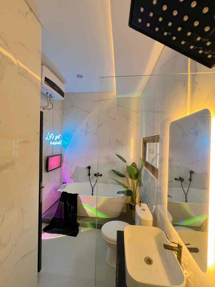 Siapa nih yang suka mandi malam hari? 
Sama, aku suka banget mandi malam hari karena lampu kamar mandi menambah nuansa romantis sehingga mandi pun terasa makin nyaman dan menyegarkan ☺️

#kamarmandi #nightvibes #bathtub #wastafel #cerminled #cermin #toilet #closetduduk #granit #tanamanartificial