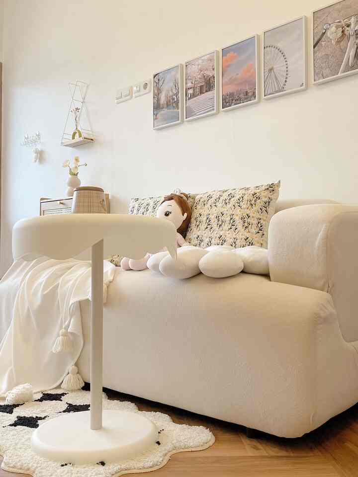 Seharian diguyur hujan hanya bisa menikmati secangkir cokelat hangat diruang mungil ini cuaca dingin enaknya duduk disofa pakai selimut liatin orang lewat hehe 

#sofamini
#ruangsantai
#homedecore
#roomdecore
#koreanhouse
#minimalis 
#catrumah
#warnacatrumah