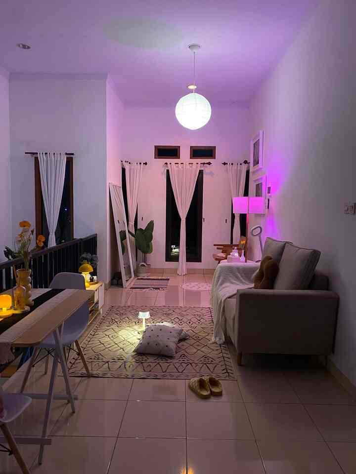 Ketika ruang tamu dan ruang makan bersatu 😍 hasilnya tetep cantik kan! Ruang kecil gak masalah dong 

#sofaminimalis
#karpetruangtamu
#lampugantung
#lampujamur
#gordenlinen
#pohonpisangartificial
#standingfloorlamp
#standingmirror
#rumahopenspace
#rumahtanpasekat
#nightvibe