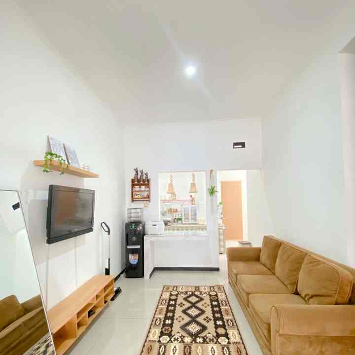 Ruang Tv di tengah tengah Living room dan area kitchen, ruang tv ini sengaja tidak di sekat karna memang ingin konsep rumah yg open space, meski minusnya jika ada tamu, tidak ada privasi hehe. Di depan tv aku tambah sofa juga, biasanya kita sekeluarga duduk bersama disini sambil menonton film kesukaan kita✨


#ruangtv #ruangkeluarga #rumahminimalis #karpet #sofaclassic #dispenser #ambalandinding 