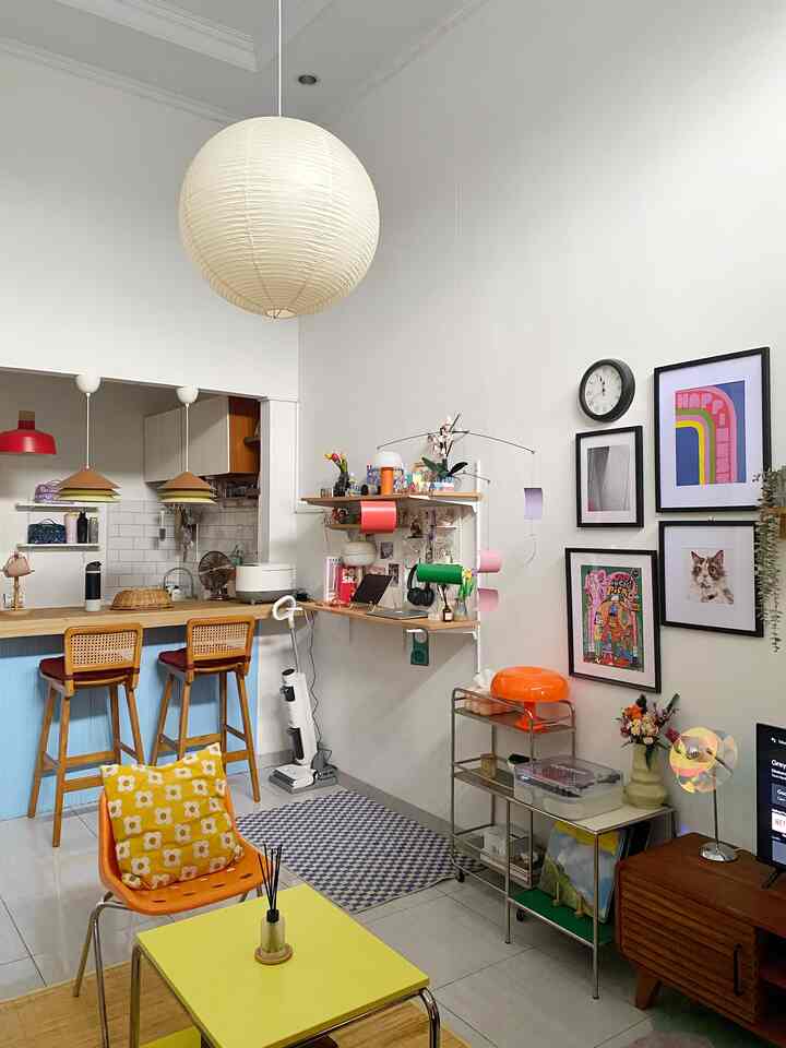 Area open space pada ruang tamu dan dinning room kala siang hari

Kami mencoba memaksimalkan fungsi setiap sudut pada ruang ini, mulai dari sudut untuk menonton TV, rak barang-barang koleksi, desk set up, hingga ruang makan ✨

Area open space ini didukung dengan high ceiling untuk memberi kesan agar lebih luas 👌🏻 

#lampuestetik #karpetestetik #mejaminimalis #rakminimalis #sarungbantalsofa #RumahOpenSpace #RumahTanpaSekat