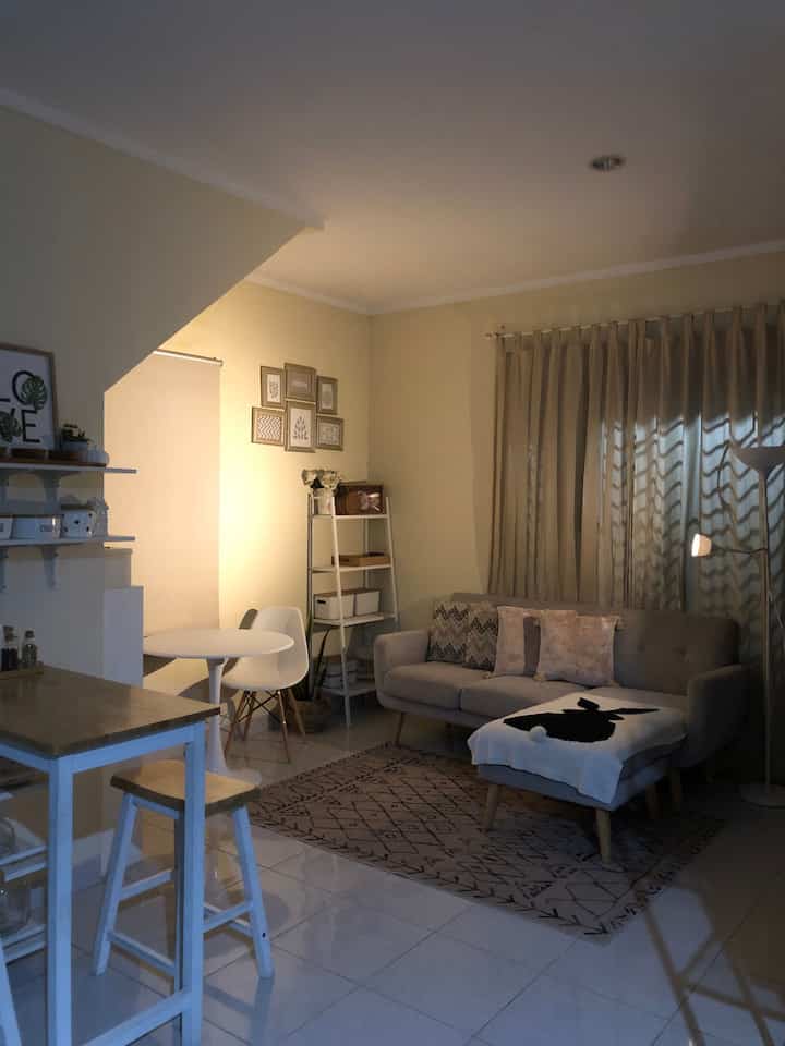 Suasana malam di living roomku yang nyambung ke ruang makan, bisa untuk healing sambil menikmati malam santai bersama keluarga.

#rumahopenspace #rumahtanpasekat #nightvibe #dinningroom #printilanestetik #perlengkapanrumah  #DecorasiAesthetic #RoomDecor #PrintilanAesthetic #HomeDecor #KarpetTurki #Japandi #KoreanStyle #Scandinavian
