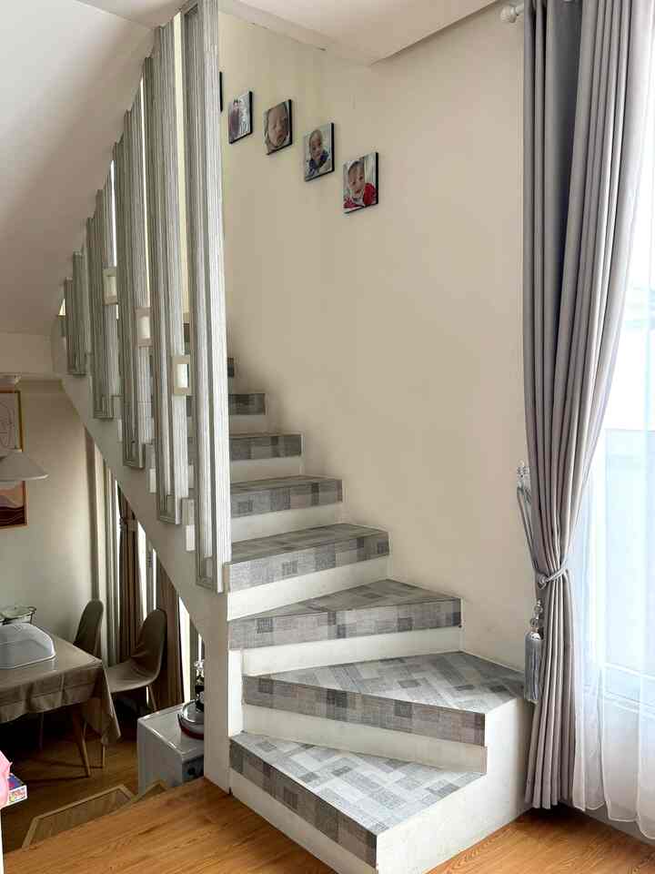 Tangga ini nggak cuma jadi penghubung antar lantai, tapi juga bagian dari dekorasi rumah yang bikin suasana makin estetik. Detail railing dengan warna kayu abu-abu dan kombinasi keramik motif di anak tangga menambah kesan modern dan clean.

Biar makin hidup, aku tambahin beberapa foto kenangan di dinding tangga sebagai sentuhan personal yang bikin rumah terasa lebih hangat dan penuh cerita. Ditambah lagi, gorden panjang di samping jendela tinggi bikin cahaya alami masuk maksimal tanpa kehilangan privasi.

Desain tangga ini juga hemat ruang, cocok buat rumah dengan ukuran terbatas, tapi tetap pengen terlihat lega dan nyaman. Siapa yang suka desain tangga seperti ini? Yuk, share pendapat kalian di kolom komentar!

#keramiktangga #gorden #framefoto #wallpaperdinding #tangaminimalis #rumahminimalis