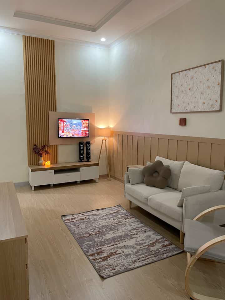 Night vibes rumah @mee.hanny 🤍

Suasana di malam hari ini biasanya untuk pencahayaan hanya dari lampu sudut dan downlight. Terkadang sengaja seperti ini disaat tidak menonton TV karna lebih warm dan nyaman.

#RumahOpenSpace #RumahTanpaSekat #NightVibe #SofaMinimalis #WallDecorAesthetic #WallPanel #VinylFloor #StandingLamp #KarpetRuangTamuMinimalis