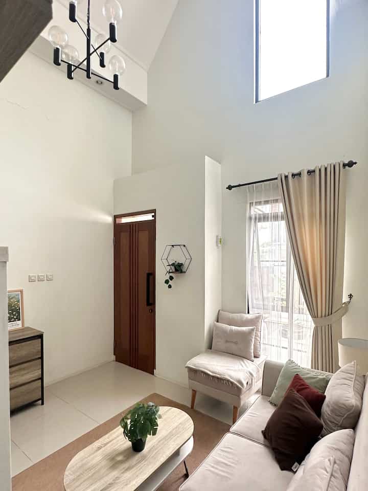 Inspirasi ruang tamu ala scandinavian🛋️
#sofabeige #lemariserbaguna #catdinding #lantaigranit #highceiling #lampugantung #karpetpolos #artificialplant #inspirasiruangtamu #ruangtamuminimalis 