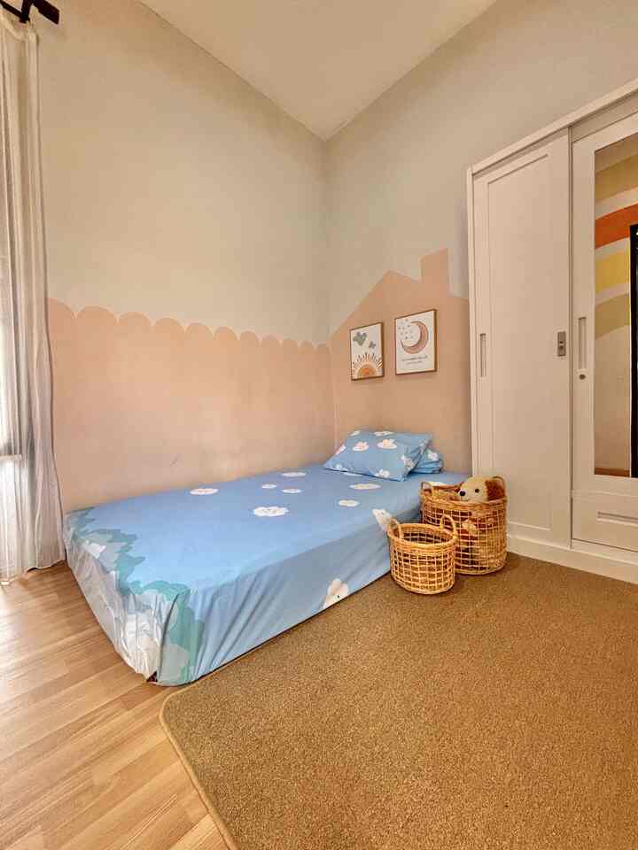 Kids Bedroom yg super mungil ini aku bikin sesimple mungkin biar ngga terasa penuh kamarnya..
kasur yg dipakai juga berukuran 120x200 cm, dg dekorasi wall art bentuk scallop, atap rumah, dan rainbow biar tetap fun 💛
bagaimana menurut tetangga online? 🌈🌥️

#KamarAnak #KidsBedRoom #PlayRoom #LemariBesi #kamaranakperempuan #Homedecor #kamartidur #kamarputri #CatTembok