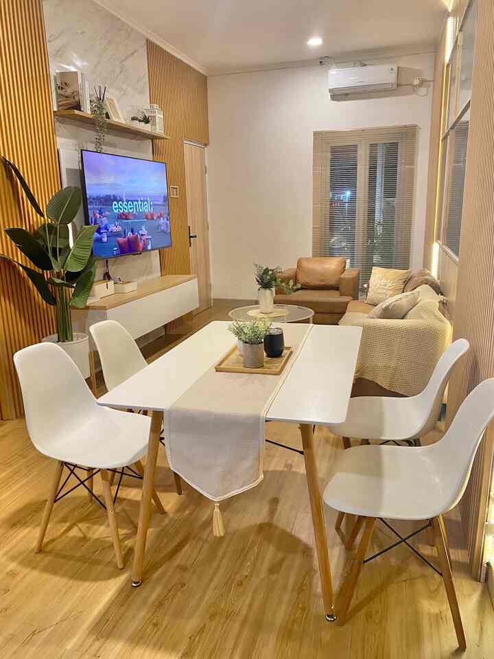 Halo semuanya selamat malam, ini adalah penampakan suasana diruang tamuku ketika malam hari, aku menambahkan wallpanel dan lighting pada area dekorasi dinding agar lebih terasa nyaman pada saat berkumpul dengan keluarga. 😊


#SofaMinimalis
#WarnaCatRumah
#WallpanelDinding
#WallpanelEstetik
#MejaMakan
#MejaTV
#RumahOpenSpace
#RumahTanpaSekat
#NightVibe