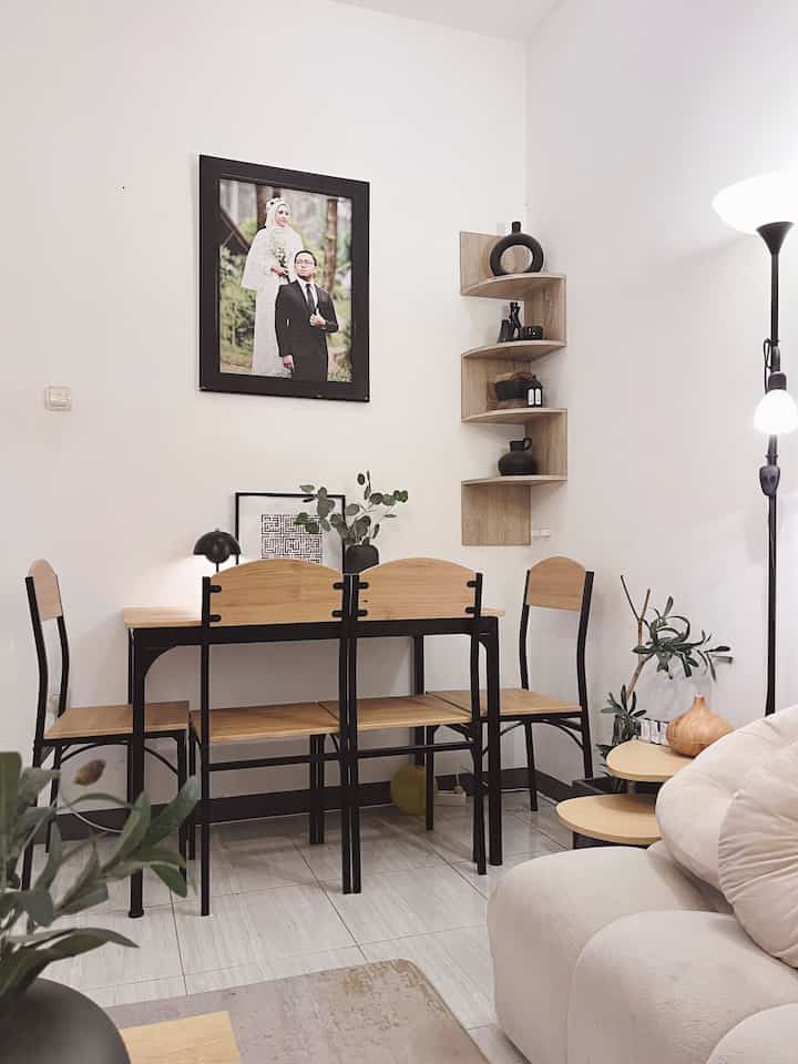 ✨ Night at Dining Room

Ruang Makan ini terletak bersebelahan dengan Living Room. Karena menggunakan konsep open space, jadi tidak ada batasan antara area living & dining. 

Area makan disini sebenarnya jarang kami gunakan. Untuk sehari-hari kami lebih sering menggunakan meja bar di dapur.
Meja makan ini biasanya kami gunakan untuk event spesial seperti birthday atau anniversary dinner. 

Untuk dekorasinya kami membuat area ini tetap simple tapi romantic dengan menambahkan lampu meja & lilin aromatherapy.

#mejamakanindustrial #diningroom #dekorasiruangmakan #lilinaromatherapy #mejamakanminimalis #mushroomlamp #nightdiningroom #dekorasimejamakan #dekorasiindustrial 