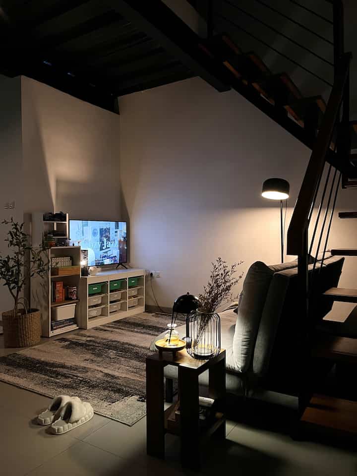 Haloo, ini suasana malam di living room rumahmaknaa yang menyatu dengan area dapur.

Kali ini aku menggunakan lighting dengan preset warmest dari WiZ Smart Lighting Bulb. Bikin ambience living room makin nyaman✨. Duduk di living room jadi makin betah apalagi sambil denger musik fav 🤍. 

#Cat #CatInterior #SofaMinimalis #Karpet #KarpetMonochrome #KabinetMultifungsi #ArtificialPlant #OliveTree #SmartLighting #LivingRoom #RumahOpenSpace #RumahTanpaSekat #NightVibe