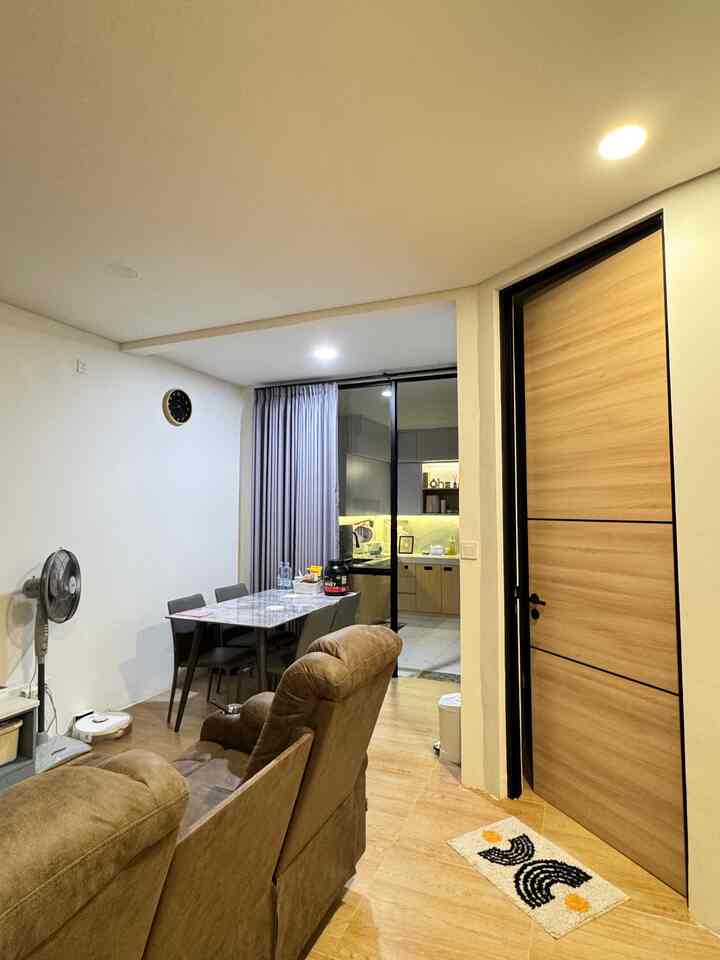 Ini area favoritku di rumah, ya ruang tamu ini! Konsepnya open space dengan ruang makan dan kitchen, jadi berasa lega ga sih? 🥰✨

Kalau udah capek aktivitas seharian, bisa nyantai di sofa sambil nonton plus ngemil. Ohiya, lampu di ruang makan ini aku pasang smart LED downlight, bisa nyala otomatis dan punya banyak warna jadi bisa sesuka mood ubah warna lampu kalau lagi nonton, biasanya aku cuma pakai lampu ruang makan ini aja jd biar beda gitu vibesnya! 😆

#livinshome #SofaMinimalis #KitchenSetMinimalis #RumahOpenSpace #RumahTanpaSekat #NightVibe #RumahMinimalis