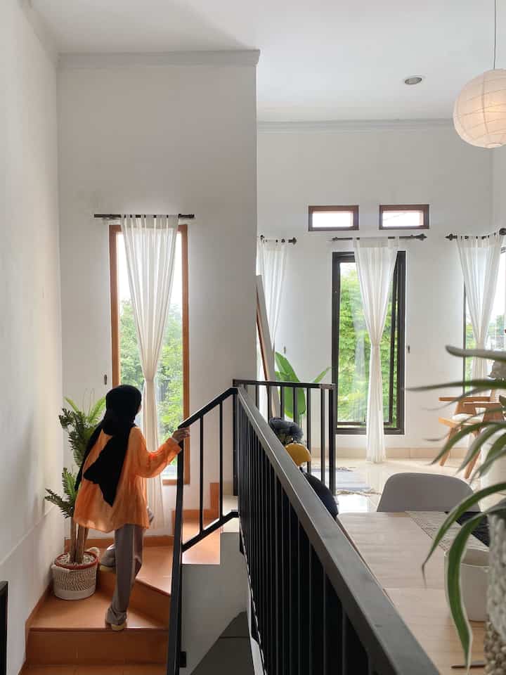 Inspirasi sudut tangga 🫶🏻

Karena ada toddler dirumah untuk keamanan pintu masuk lantai 2 ditambah railing pintu agar lebih aman ✨ tentunya design railing dibuat serupa dengan railing yg sebelumnya sudah ada 


#tangga #pohonpalemartificial #catrumahminimalis #gordenlinen #keserrumah #railingtangga #kusenkayu 