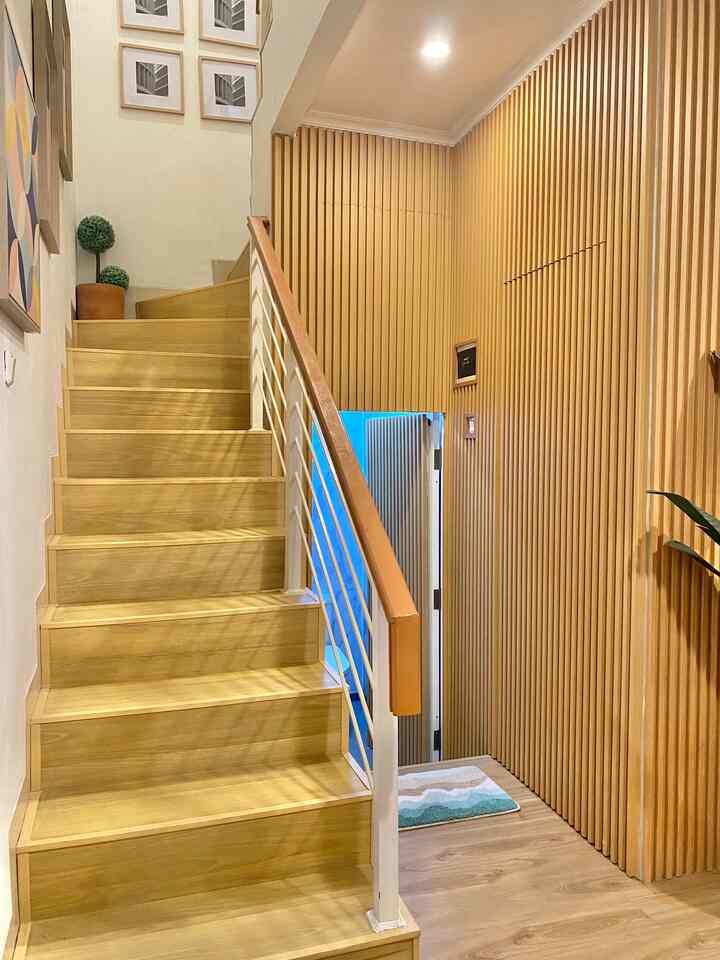 Halo semuanya selamat malam, dirumah ini terdapat 2 kamar mandi yang terletak di lt.1 dan lt.2, untuk kamar mandi di lt.1 letaknya dibawah tangga jadi untuk ukurannya tidak terlalu besar. Karna letaknya dekat dengan area ruang tamu jadi untuk pintu kamar mandinya aku dekor menggunakan pintu kamuflase dengan memakai wallpanel dinding menyatu dengan tema diruang tamu. 😊


#KamarMandiMinimalis
#WallpanelDinding
#CatDinding
#LantaiVinyl
#PintuKamuflase
#TanggaRumah